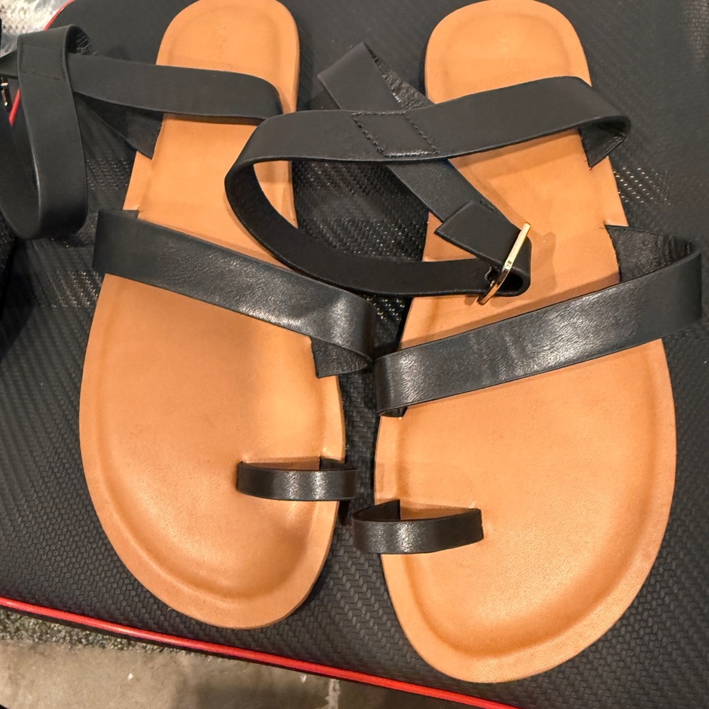 Universal Thread Black and Tan Sandals